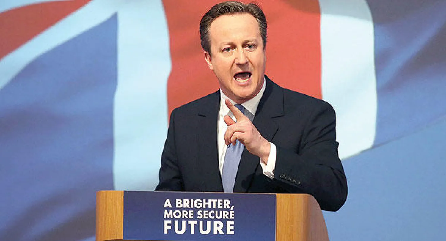 كاميرون بالجامعة التقنية في سويندون يعلن برنامجه الانتخابي لحزب المحافظين أمس مؤكدا أن خطط  حزبه لمكافحة التطرف تشمل منع دعاة التطرف وحظر المجموعات التي تنشر الكراهية (أ.ف.ب)