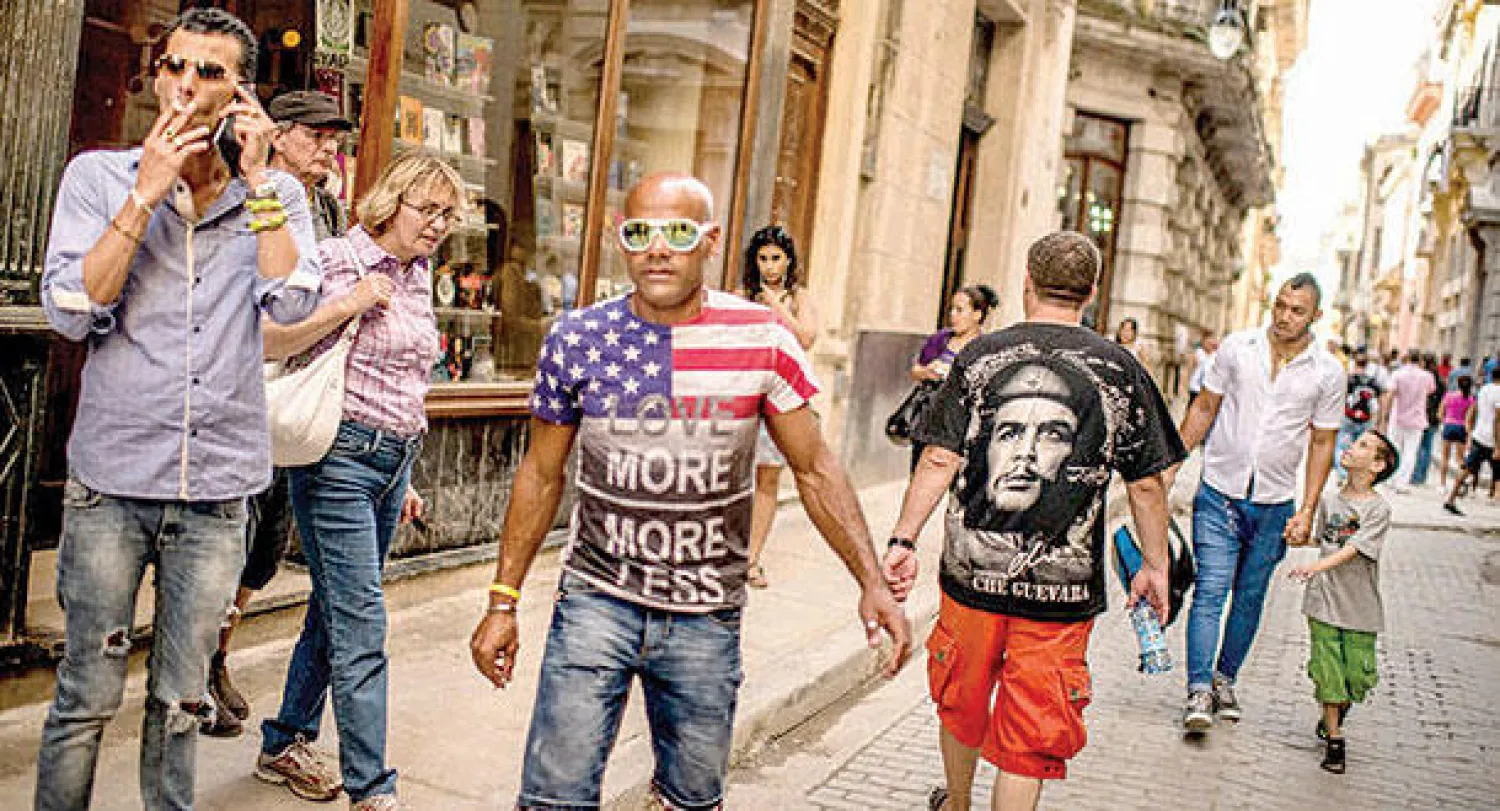 الأعلام الأميركية تنتشر على ملابس الكوبيين بعد زوال الجمود الدبلوماسي بين البلدين (نيويورك تايمز)