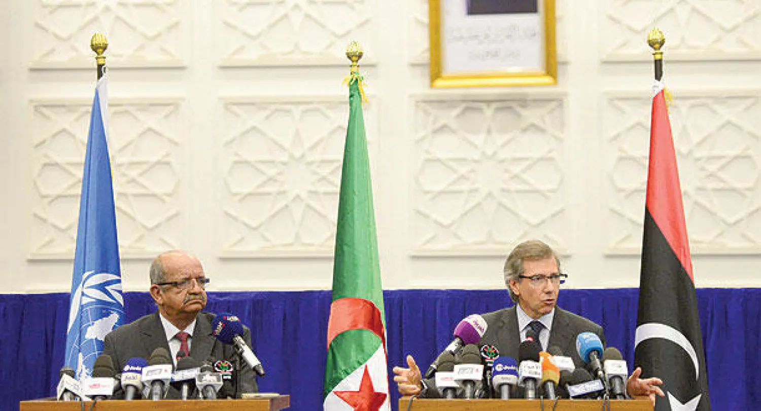بيرناردينو ليون موفد الأمم المتحدة إلى ليبيا مع عبد القادر مساهل الوزير الجزائري المنتدب للشؤون المغاربية والأفريقية خلال ندوة صحافية بخصوص جولة الحوار الثانية التي احتضنتها الجزائر أمس (إ.ب.أ)