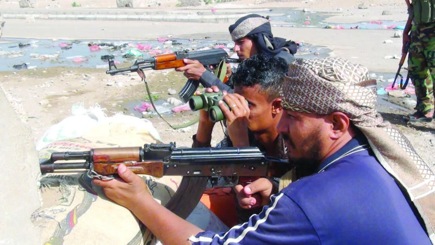 مقاتلون يمنيون من الحراك الجنوبي في مواجهات مع الحوثيين في عدن (أ.ف.ب)
