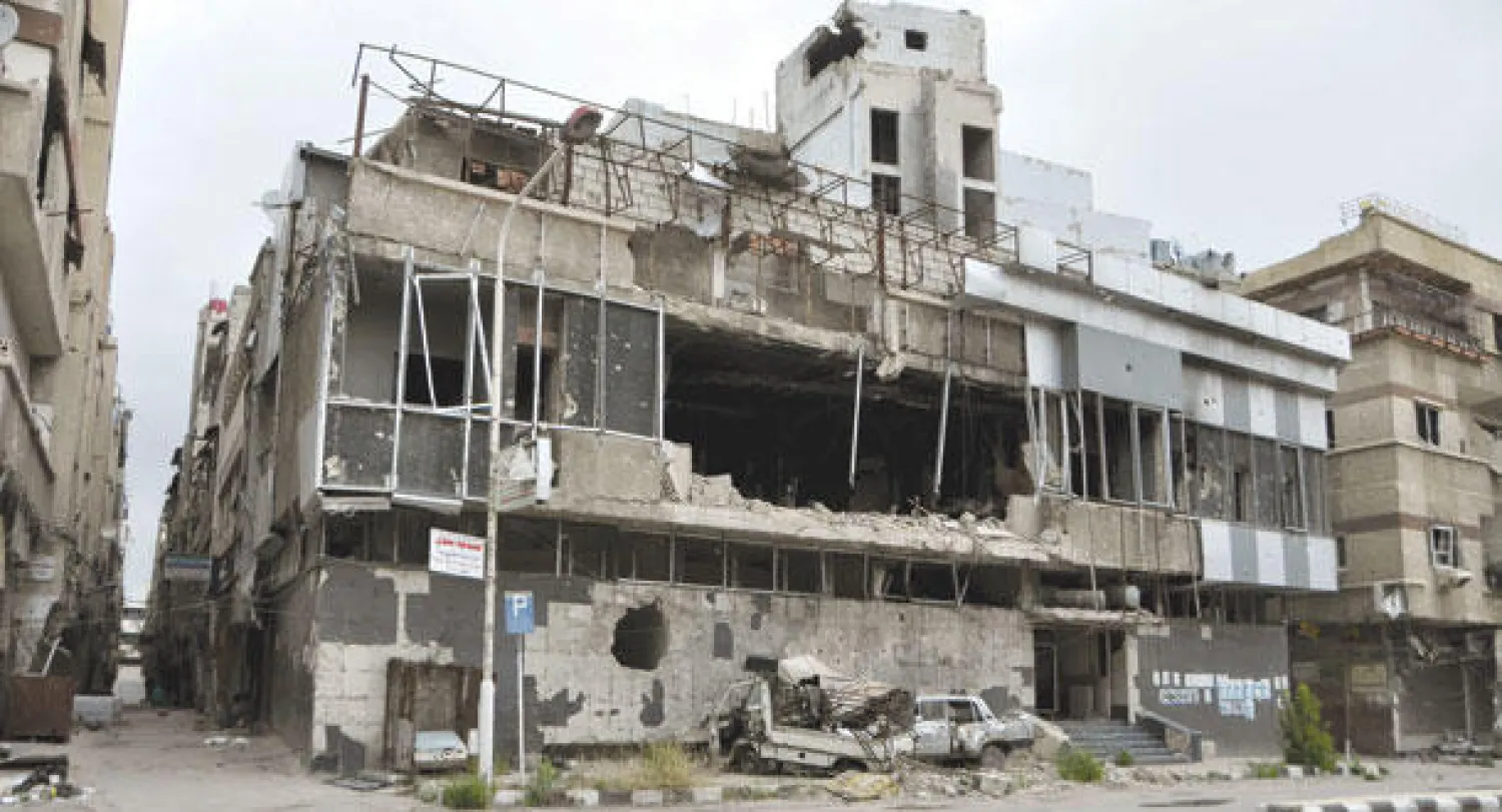 ما تبقى من مستشفى فايز حلاوة في الشارع الرئيسي لمخيم اليرموك بعد المعارك التي شهدها أخيرا وبعد حصار النظام السوري لسنتين (رويترز)