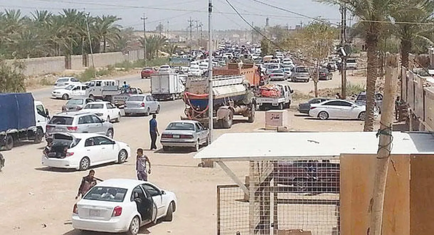 طوابير من السيارات لسكان مركز الرمادي وهم يتركون مدينتهم خشية وصول مسلحي «داعش» أمس («الشرق الأوسط»)