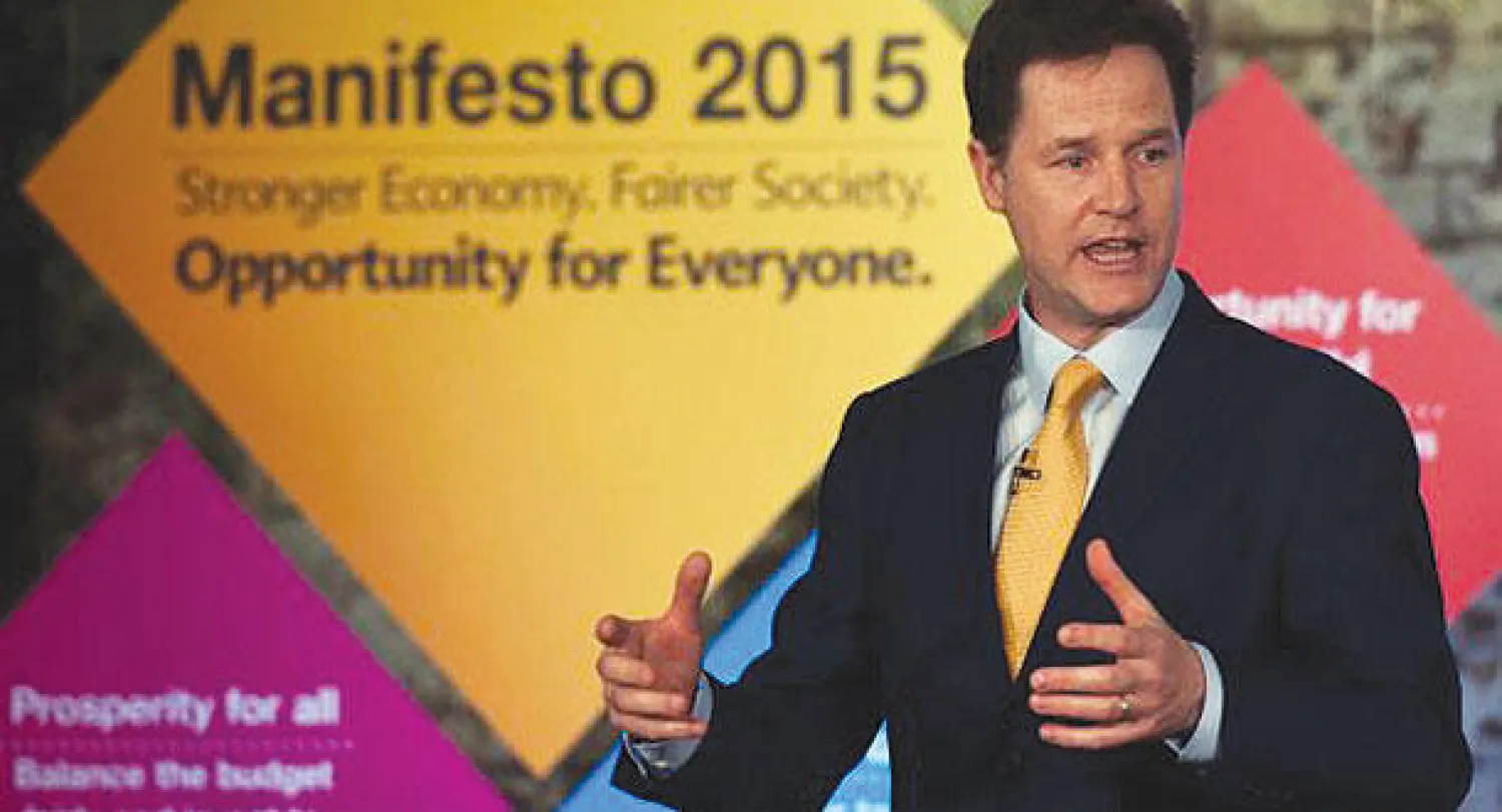 نيك كليغ زعيم حزب الديمقراطيين الليبراليين خلال حملته الانتخابية في لندن أمس (إ.ب.أ)