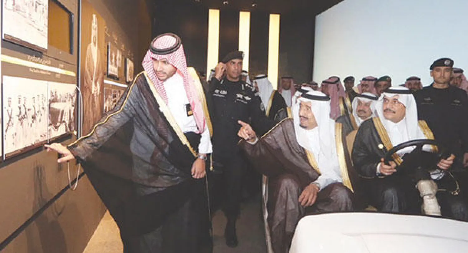 الملك سلمان بن عبد العزيز أثناء افتتاحه لمعرض «الفهد .. روح القيادة» («الشرق الأوسط»)