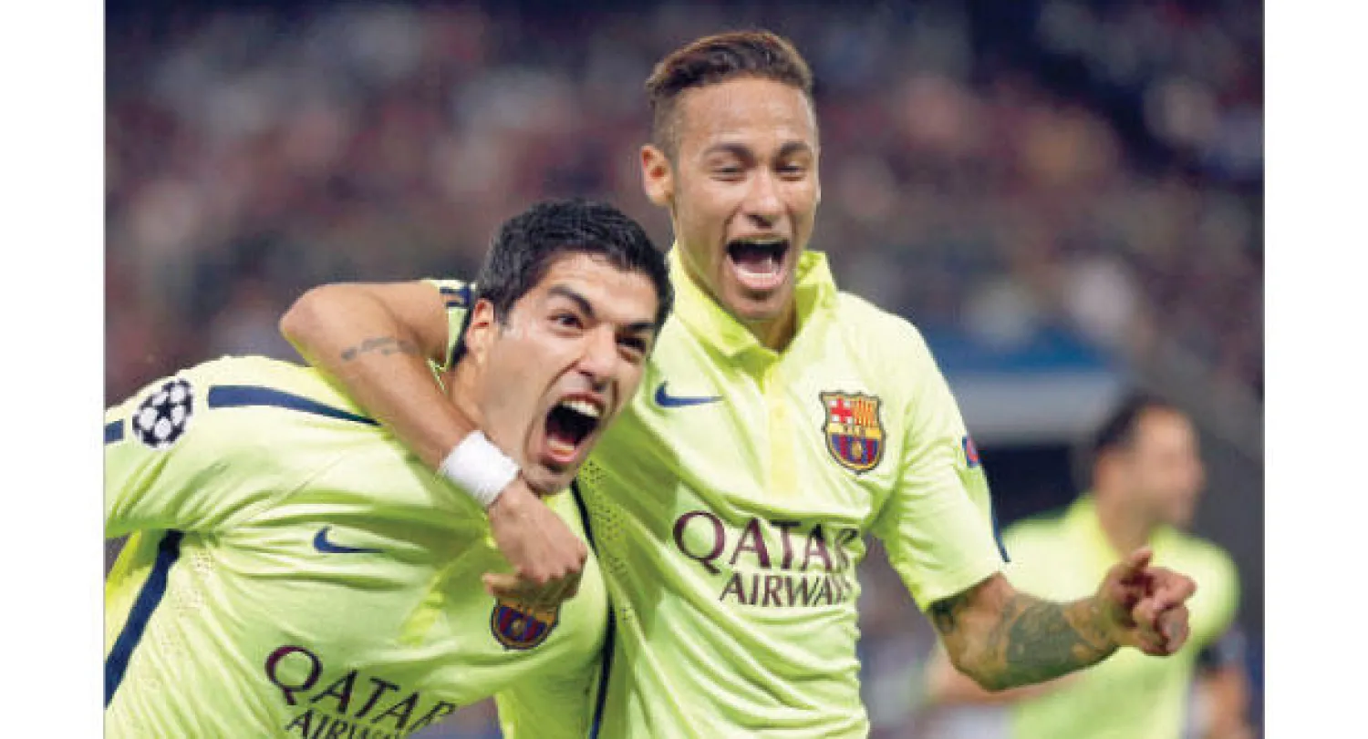 نيمار وسواريز يحتفلان بعد تسجيلهما ثلاثية برشلونة في مرمى سان جيرمان (إ.ب.أ)