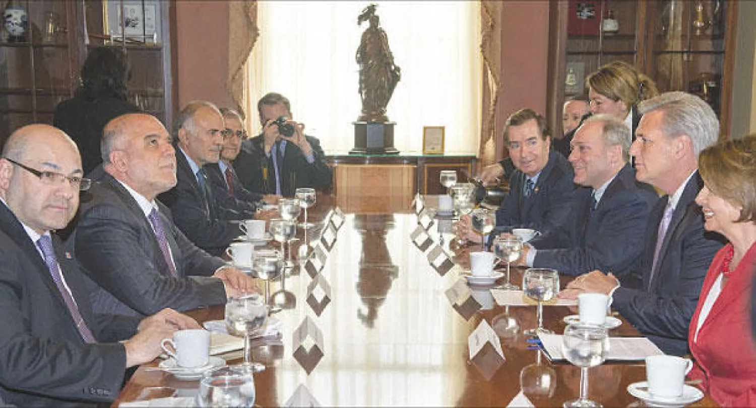 رئيس الوزراء العراقي حيدر العبادي خلال اجتماعه أمس مع زعيم الأغلبية في الكونغرس الأميركي كيفن مكارثي (الثاني من اليمين)  وزعيمة الأقلية نانسي بيلوسي في الكابيتول هيل في واشنطن (أ.ف.ب)