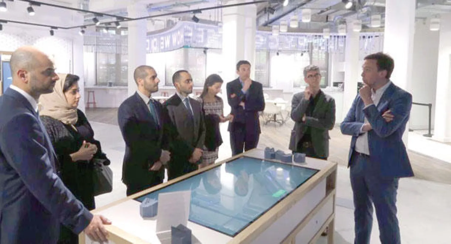 جانب من مباحثات هيئة الشارقة للاستثمار والتطوير مع مستثمرين من بريطانيا («الشرق الأوسط»)