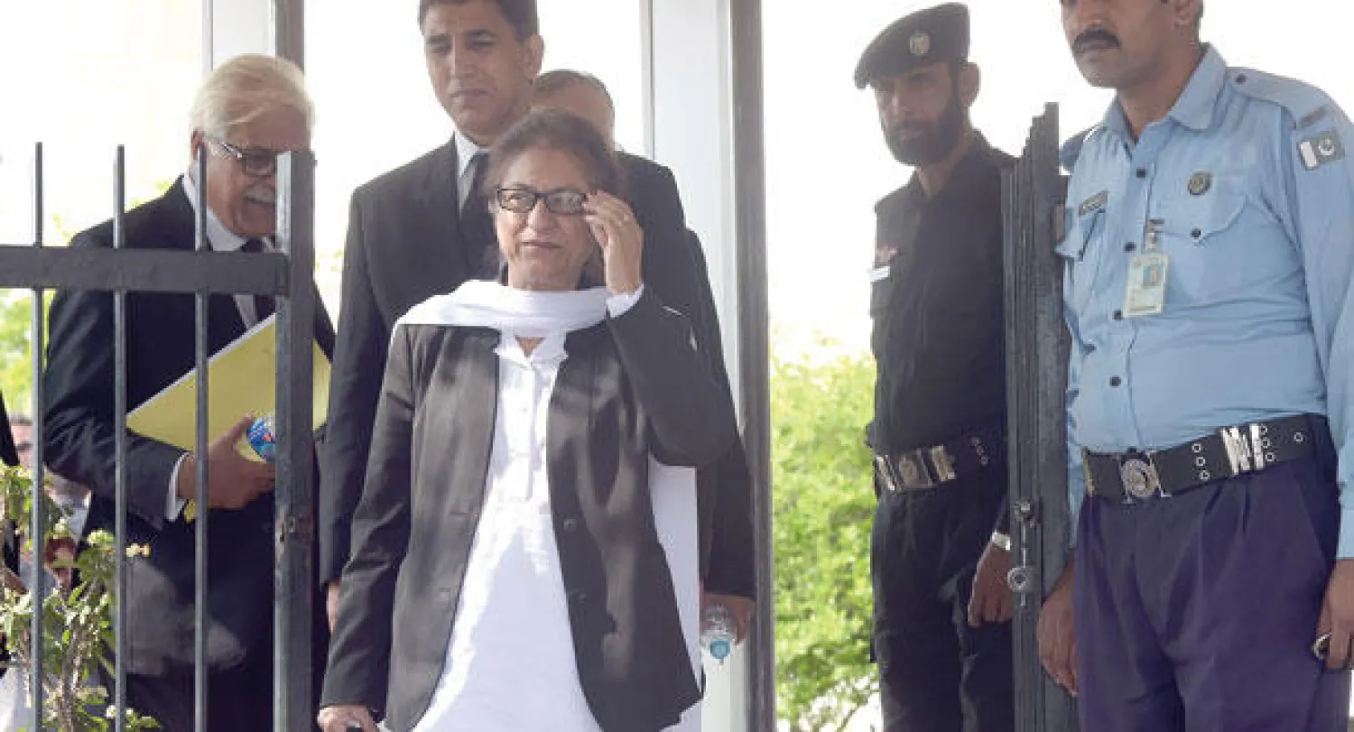 الناشطة الحقوقية أسماء جهانغير التي قدمت طلبا ضد المحاكم العسكرية لدى مغادرتها مبنى المحكمة العليا في إسلام آباد بعد صدور القرار أمس (أ.ف.ب)