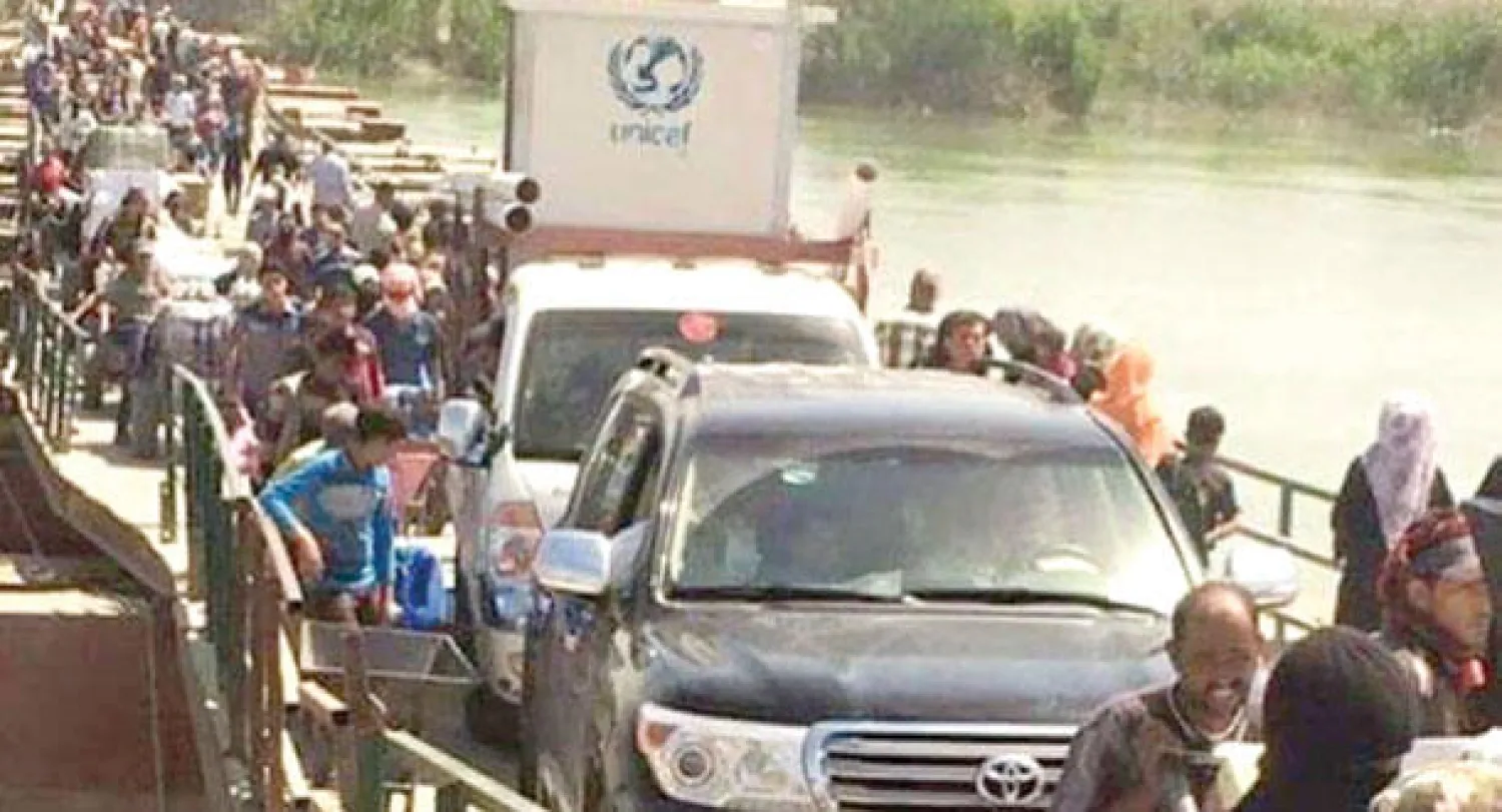 نازحون من مدينة الرمادي يعبرون «جسر بزيبز» المنفذ الوحيد الذي يربط محافظة الأنبار ببغداد («الشرق الأوسط»)