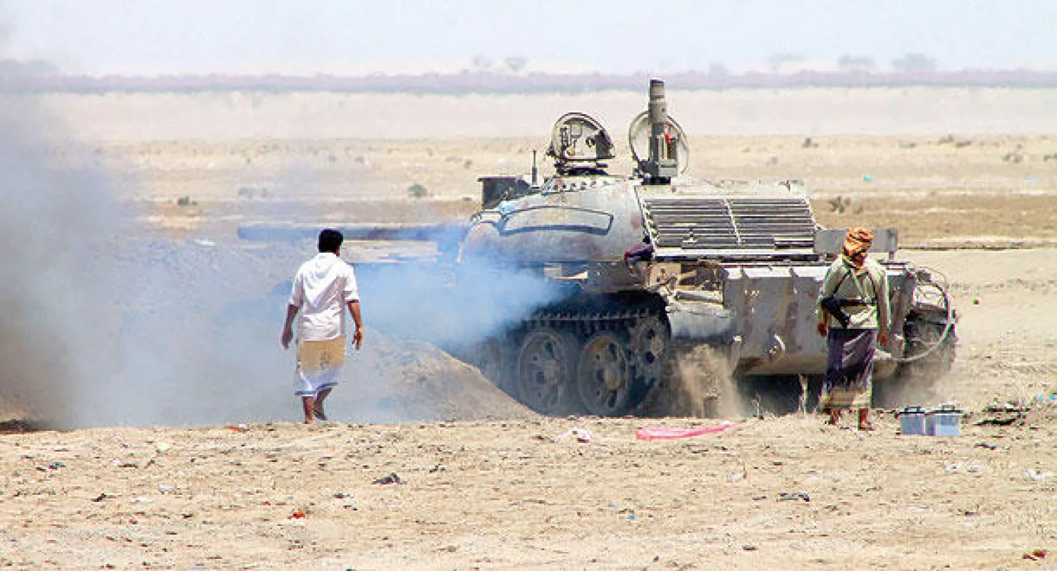 مسلحون من أنصار الحركة الانفصالية الجنوبية اليمنية يقفون بجانب دبابة في منطقة رأس عمران إلى الغرب من مدينة عدن الساحلية أمس (أ.ف.ب).. وفي الإطار إسماعيل ولد شيخ أحمد