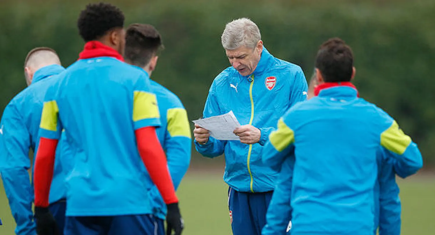 فينغر مدرب آرسنال يوجه لاعبيه قبل مواجهة ريدينغ (رويترز)