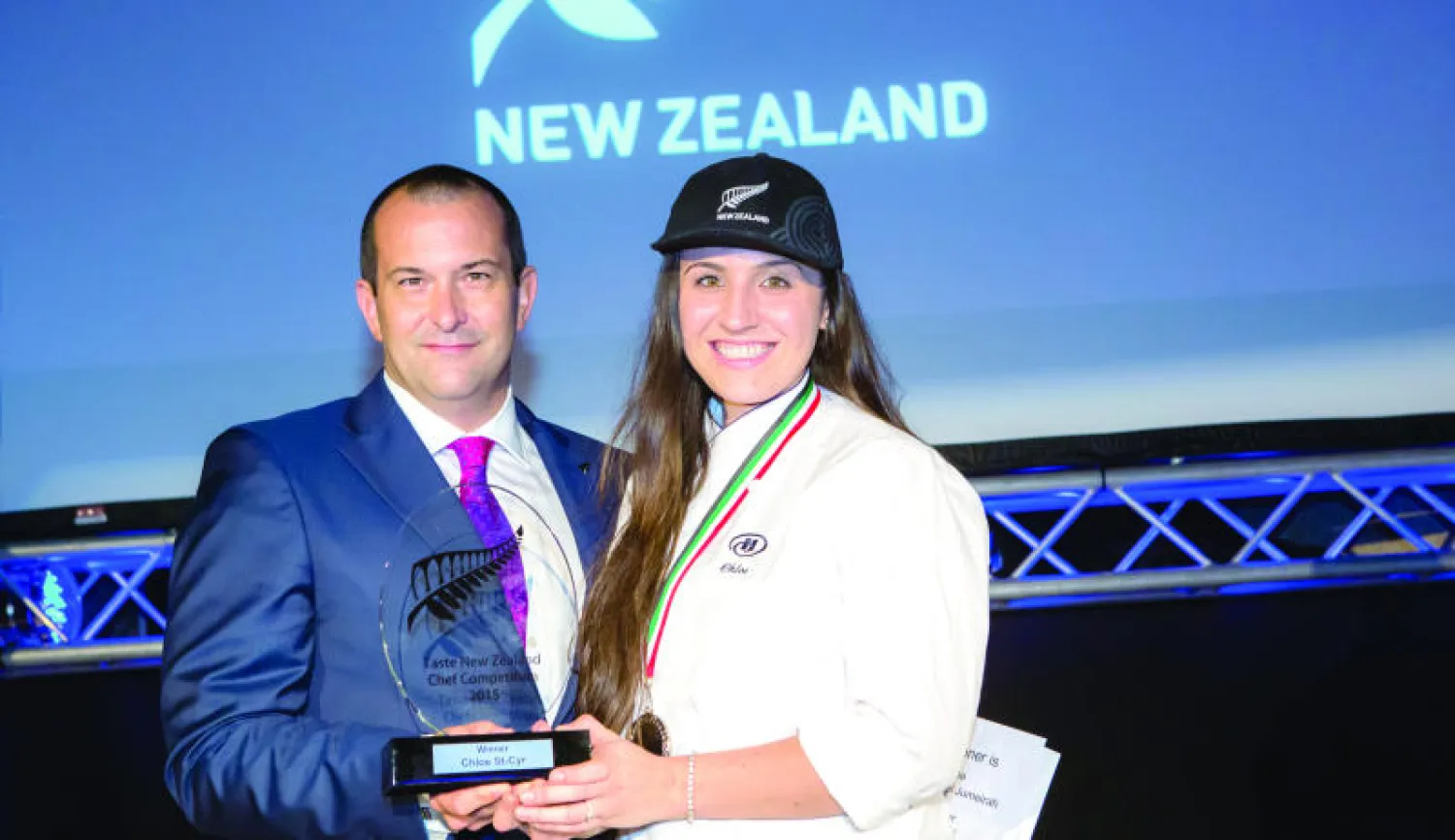 سفير نيوزيلندا لدى الإمارات يقدم جائزة مسابقة {تذوّق نيوزيلندا 2015} للشيف كلوي سانت سير