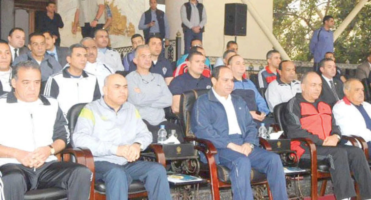 الرئيس السيسي بملابس رياضية خلال متابعته طابور اللياقة البدنية لطلاب الكلية الحربية بحضور الفريق أول صدقي صبحي وزير الدفاع وكبار قادة القوات المسلحة ({الشرق الأوسط})