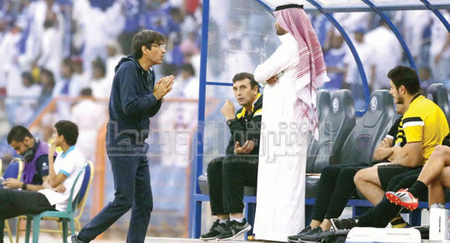 بيتوركا مدرب الاتحاد في حديث مع مدير الكرة حامد البلوي خلال مباراة الهلال أمس الأول (تصوير: علي العريفي)