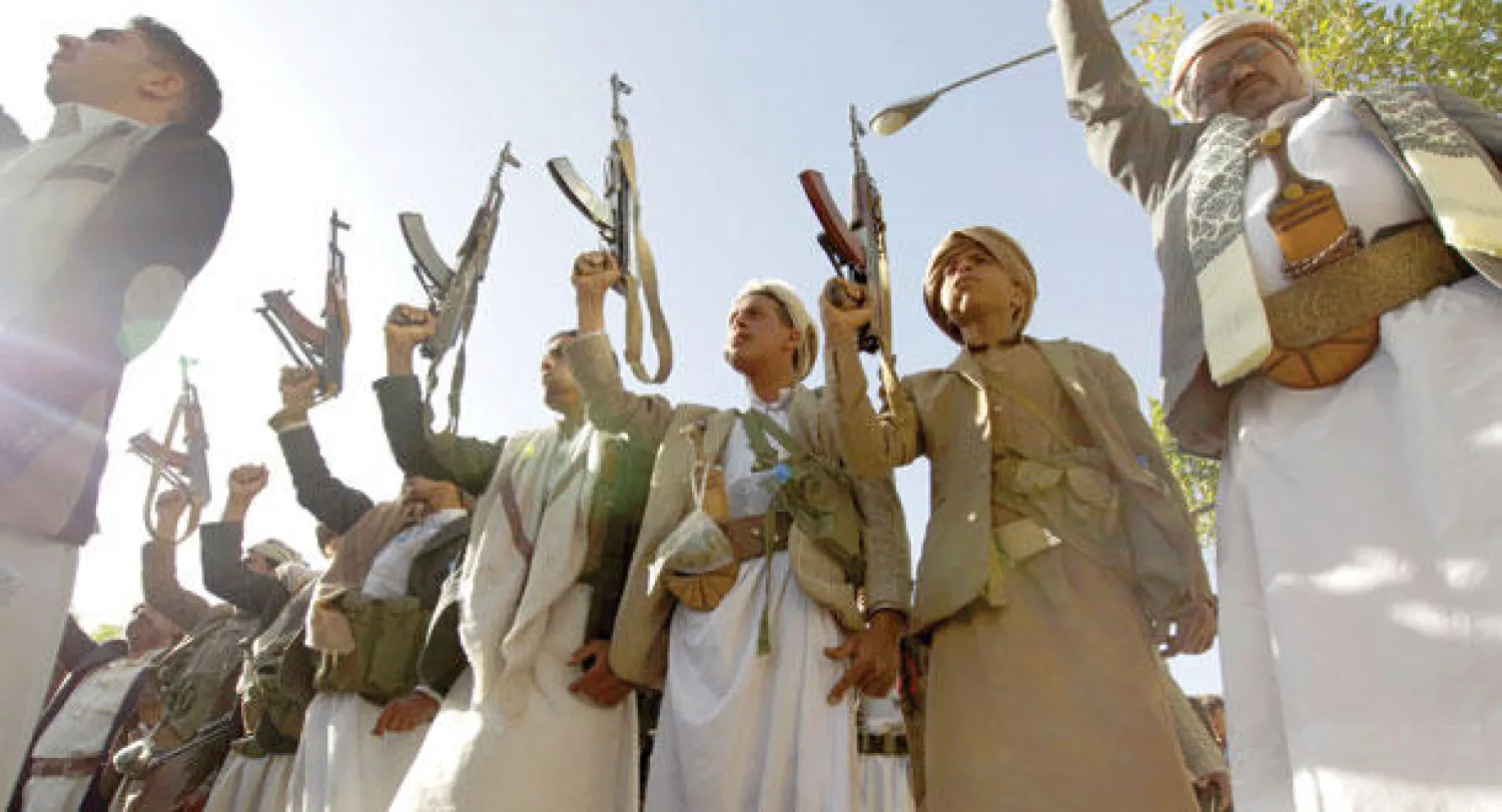 قبائليون يمنيون مؤيدون لجماعة الحوثي يتظاهرون في صنعاء أمس ضد قرار الأمين العام للأمم المتحدة بحظر الأسلحة عليهم (غيتي)