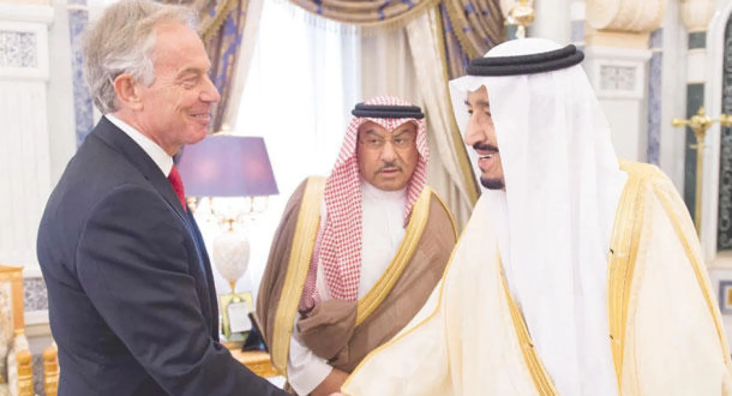 خادم الحرمين الشريفين لدى استقباله توني بلير مبعوث اللجنة الرباعية للسلام أمس (واس)