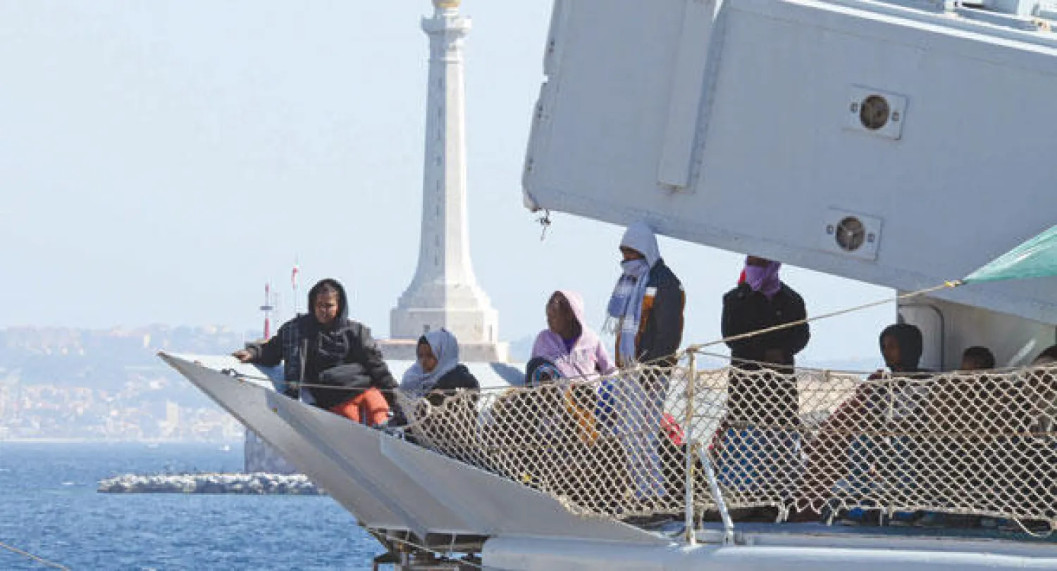 وصول مهاجرين إلى ميناء ميسينا في جزيرة صقلية الإيطالية بعد عملية إنقاذ أمس (أ.ف.ب)