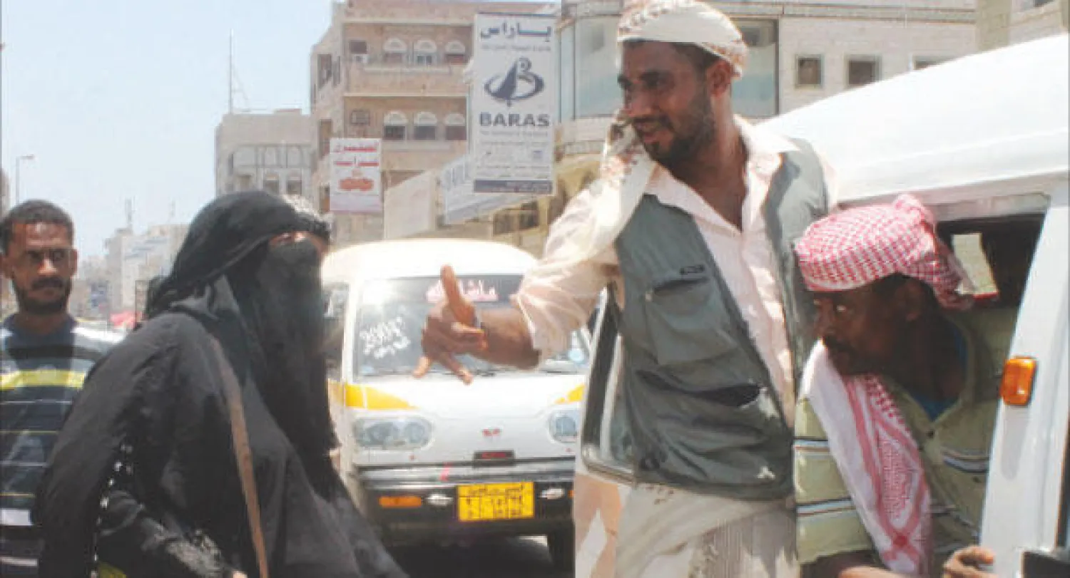 يمنية حامل في شهرها الثامن، مؤيدة للحراك الجنوبي في اليمن تحمل بندقية في منطقة الشيخ عثمان في مدينة عدن أمس (أ.ف.ب)