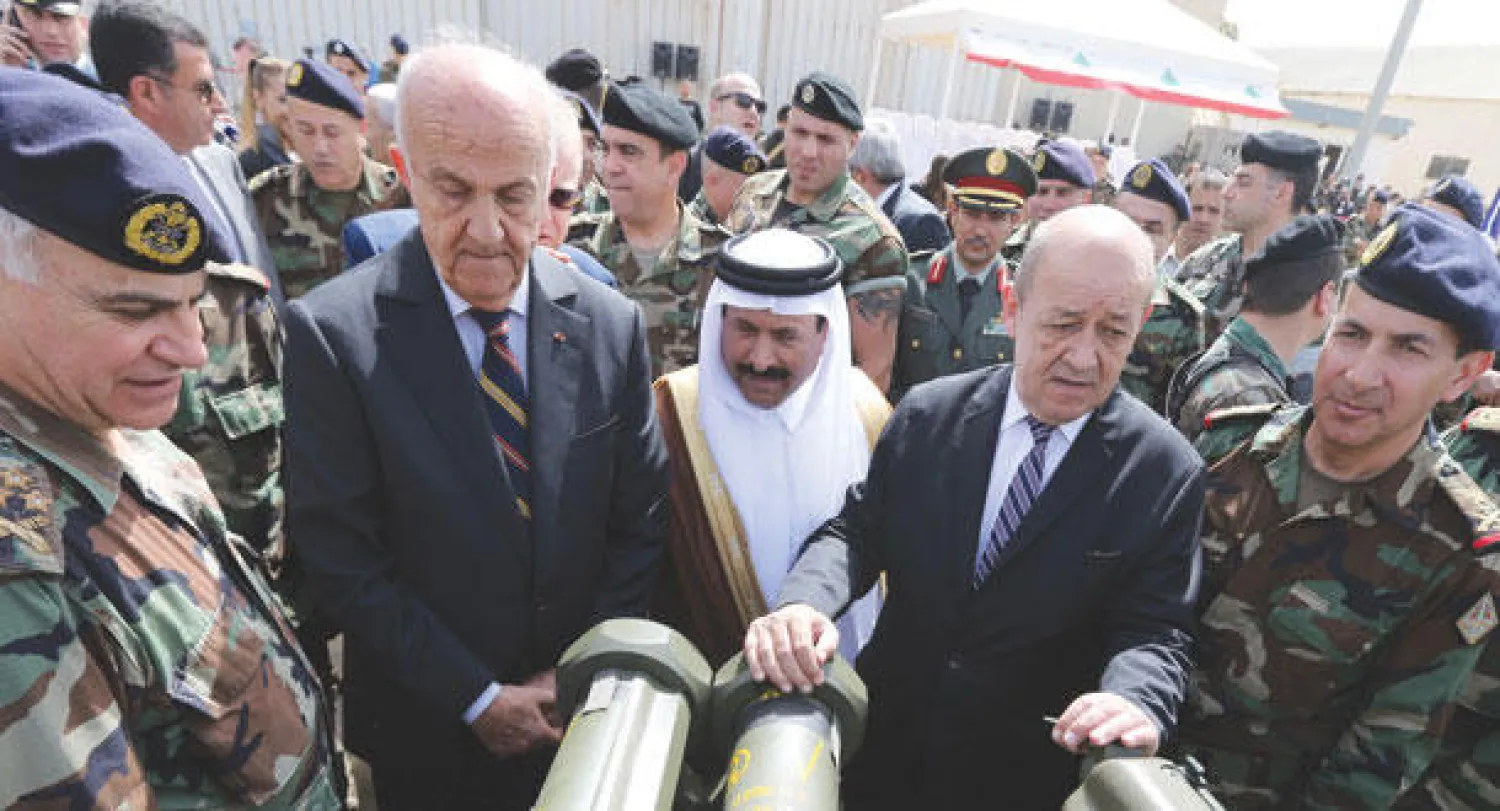 مراسم تسلم شحنة الأسلحة بمطار بيروت.. ويبدو من اليسار: قائد الجيش اللبناني العماد رياض قهوجي ووزير الدفاع اللبناني سمير مقبل والسفير السعودي لدى لبنان علي عوض عسيري ووزير الدفاع الفرنسي جان إيف لودريان (أ.ف.ب)