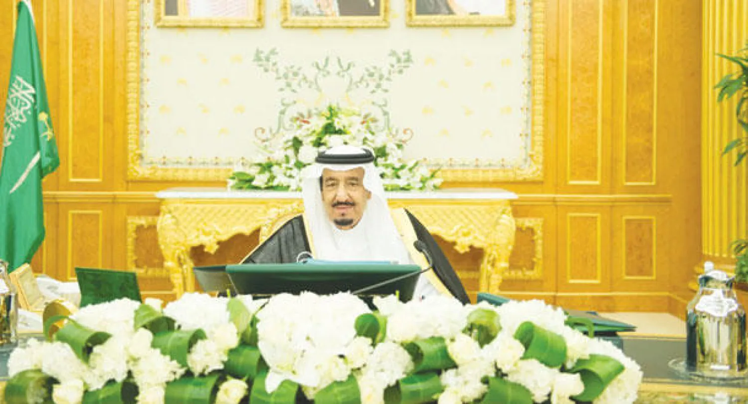 خادم الحرمين الشريفين لدى ترؤسه جلسة مجلس الوزراء في الرياض أمس (واس)