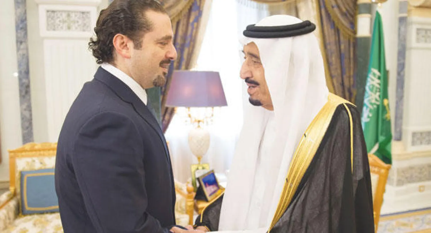 خادم الحرمين الشريفين الملك سلمان بن عبد العزيز خلال استقباله رئيس الوزراء اللبناني الأسبق سعد الحريري (واس)