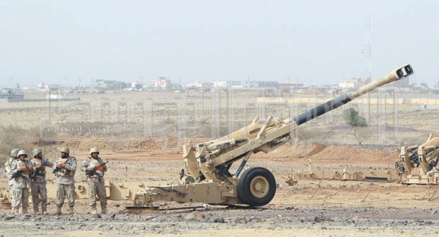 آليات مدفعية على الحدود الجنوبية السعودية أمس استهدفت تجمعات للحوثيين (تصوير: خالد الخميس).