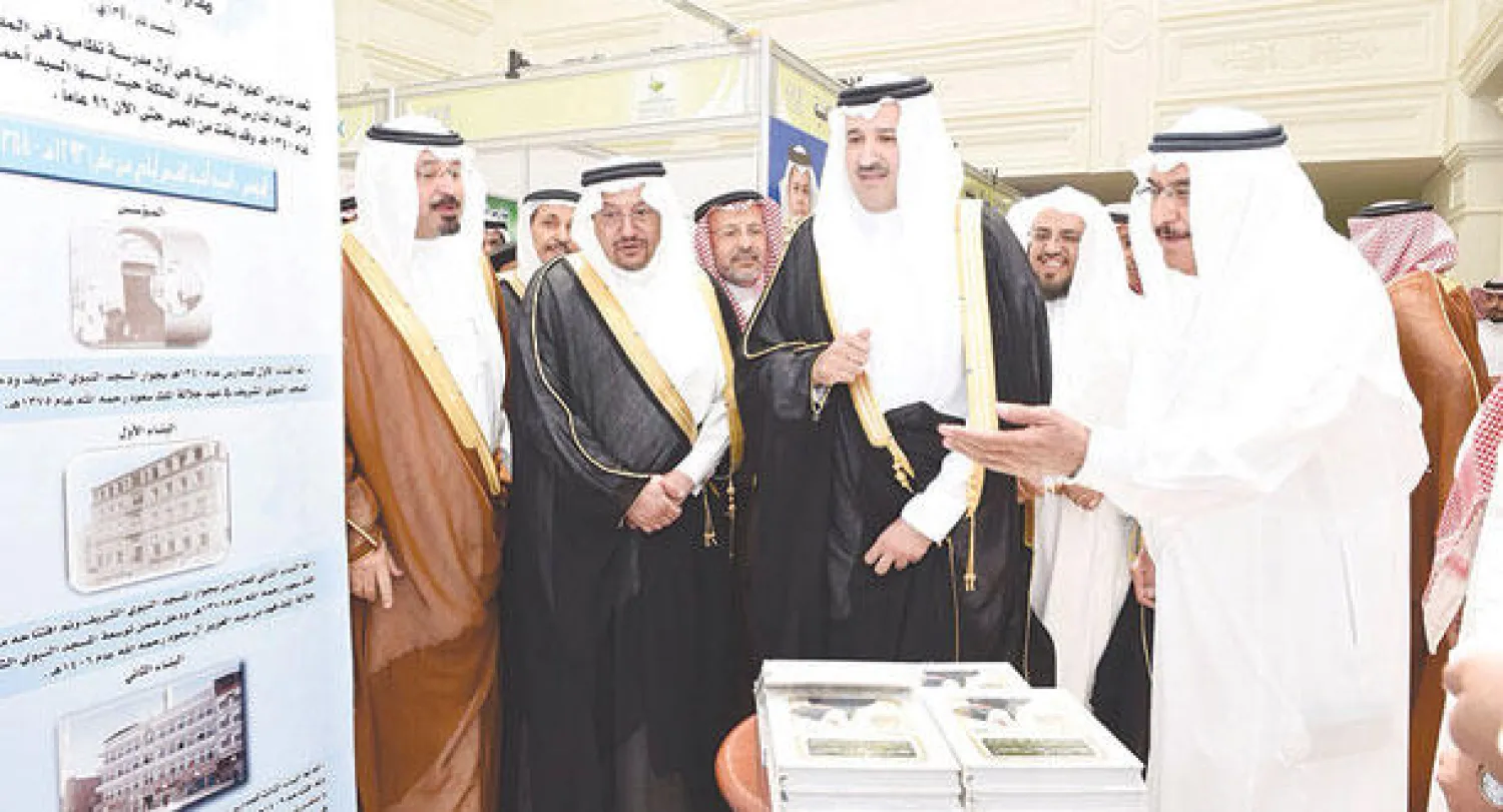 الأمير فيصل بن سلمان أثناء افتتاحه المعرض المصاحب للمنتدى الذي يحتوي على الأجنحة التعليمية 