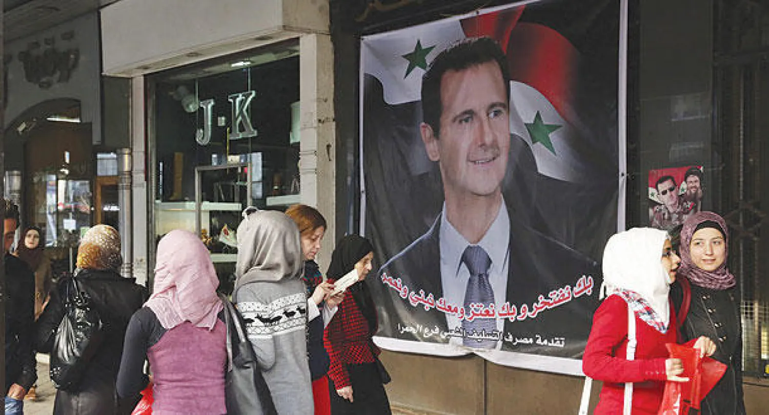 سوريون في أحد شوارع دمشق الرئيسية بعد 4 سنوات من شتى أنواع الضغوط عليهم (إ.ب.أ)