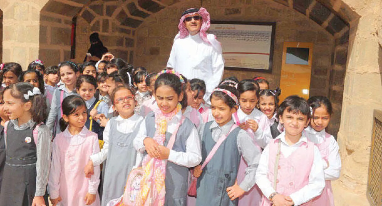 الأمير سلطان مع طالبات يقمن بزيارة متحف القلعة