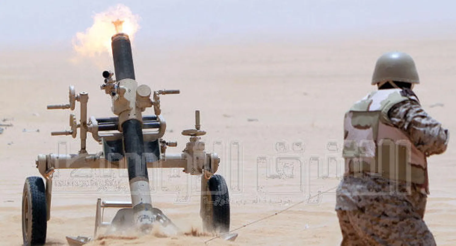 لحظة انطلاق قذيفة هاون على مدى 6 كيلومترات موجهة صوب أهداف تابعة لميليشيا الحوثي (تصوير: خالد الخميس)