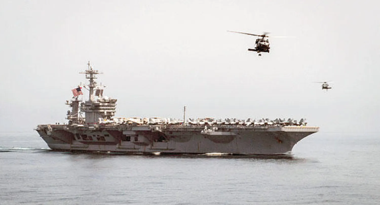 صورة التقطت الأسبوع الماضي لمروحيتين لدى تحليقهما فوق حاملة الطائرات الأميركية «تيودوري روزفلت» المتجهة إلى المياه اليمنية الإقليمية (أ.ب)