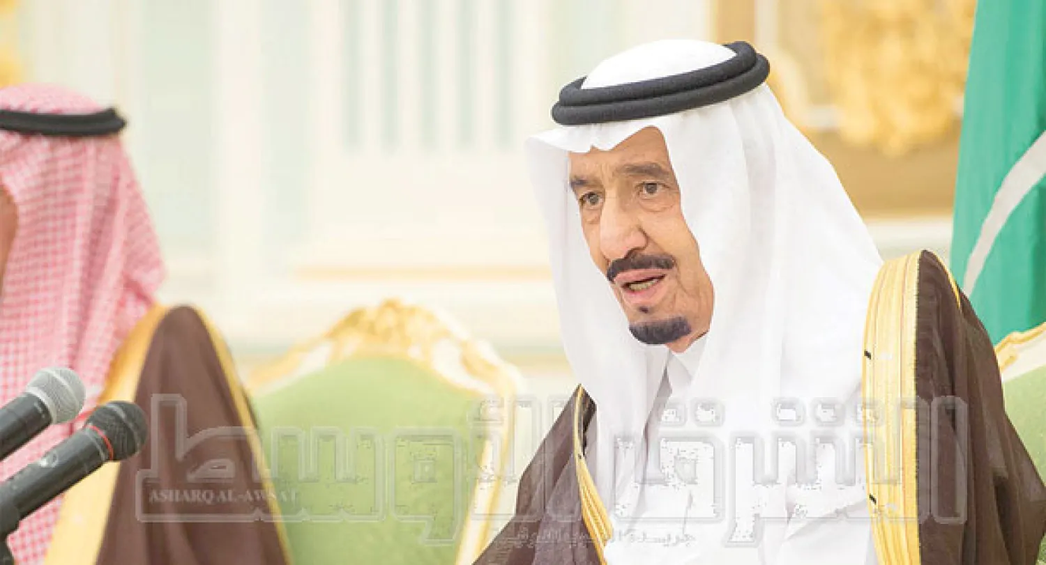  خادم الحرمين الشريفين لدى لقاءه بوزير التعليم وكبار مسؤولي القطاعات التعليمية ومديري الجامعات أمس (تصوير: بندر الجلعود)