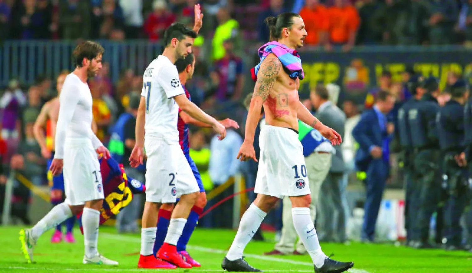 لاعبو سان جيرمان يتقدمهم إبراهيموفيتش يجرون أذيال الخيبة بعد السقوط أمام برشلونة مرتين (أ.ب)