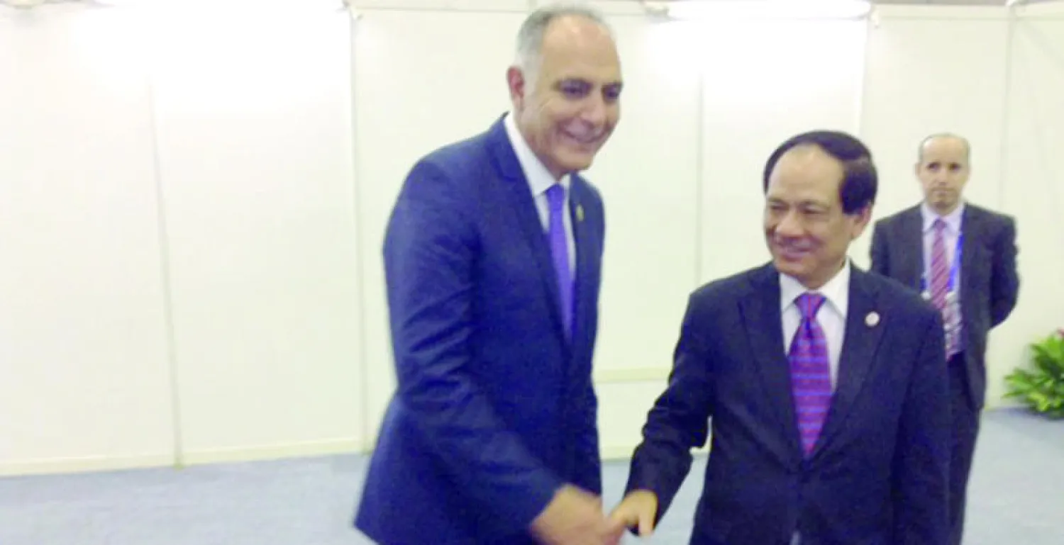 صلاح الدين مزوار وزير خارجية المغرب لدى لقائه أمين عام منظمة جنوب شرقي آسيا لي لونغ مينه في جاكرتا أمس («الشرق الأوسط»)