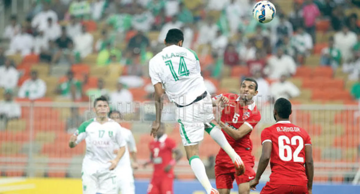 مهند عسيري خلال تسجيله هدف الأهلي الأول في المواجهة الآسيوية (تصوير: محمد المانع)