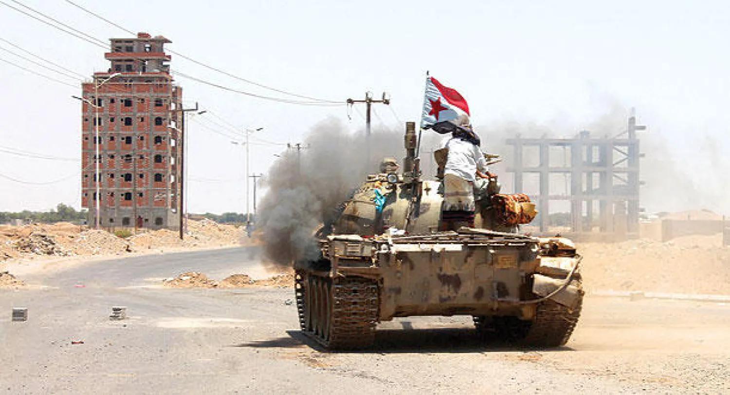 مصفحة عسكرية تابعة للقوات الموالية للرئيس عبد ربه منصور هادي تجوب طرقات عدن أمس (أ.ف.ب)