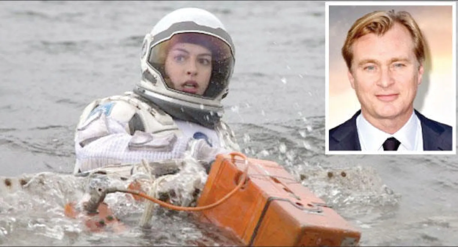 المخرج ‪كريستوفر نولان‬، آن هاذاواي في وسط العاصفة.. لقطة من «نجمي»