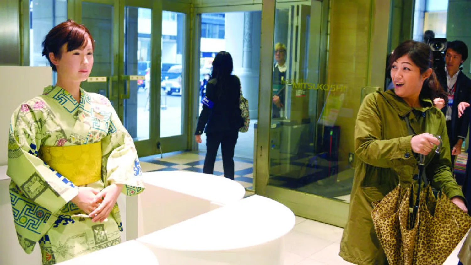 «إيكو» ترتدي الكيمونو الياباني التقليدي وتستقبل المتسوقين في متجر «ميتسوكوشي» في طوكيو (إ.ب.أ)