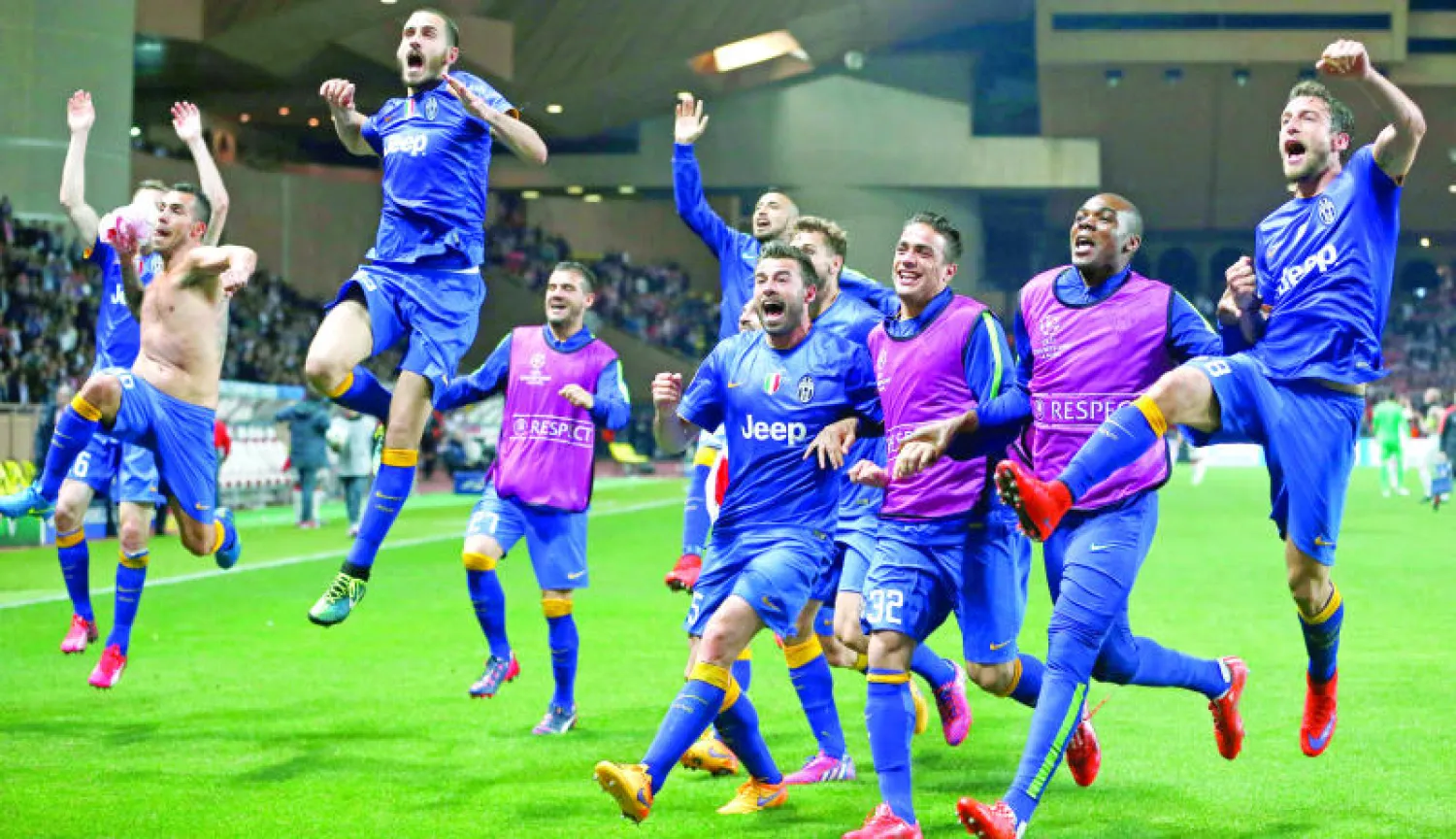 لاعبو يوفنتوس يحتفلون بالتأهل للمربع الذهبي لأبطال أوروبا بعد غياب 12 عاما (أ.ب)