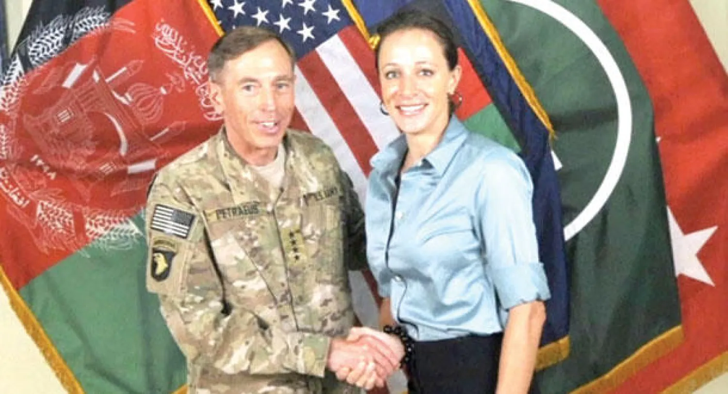 ديفيد بترايوس الجنرال المتقاعد في لقطة سابقة مع باولا برودويل كاتبة سيرته الذاتية (واشنطن بوست)