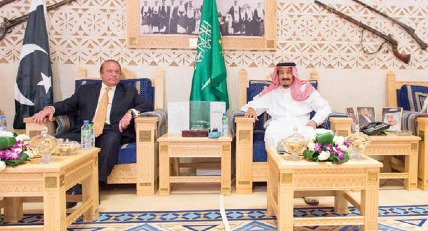 خادم الحرمين الشريفين خلال استقباله رئيس الوزراء الباكستاني نواز شريف بقصر العوجا بالدرعية أمس (واس)