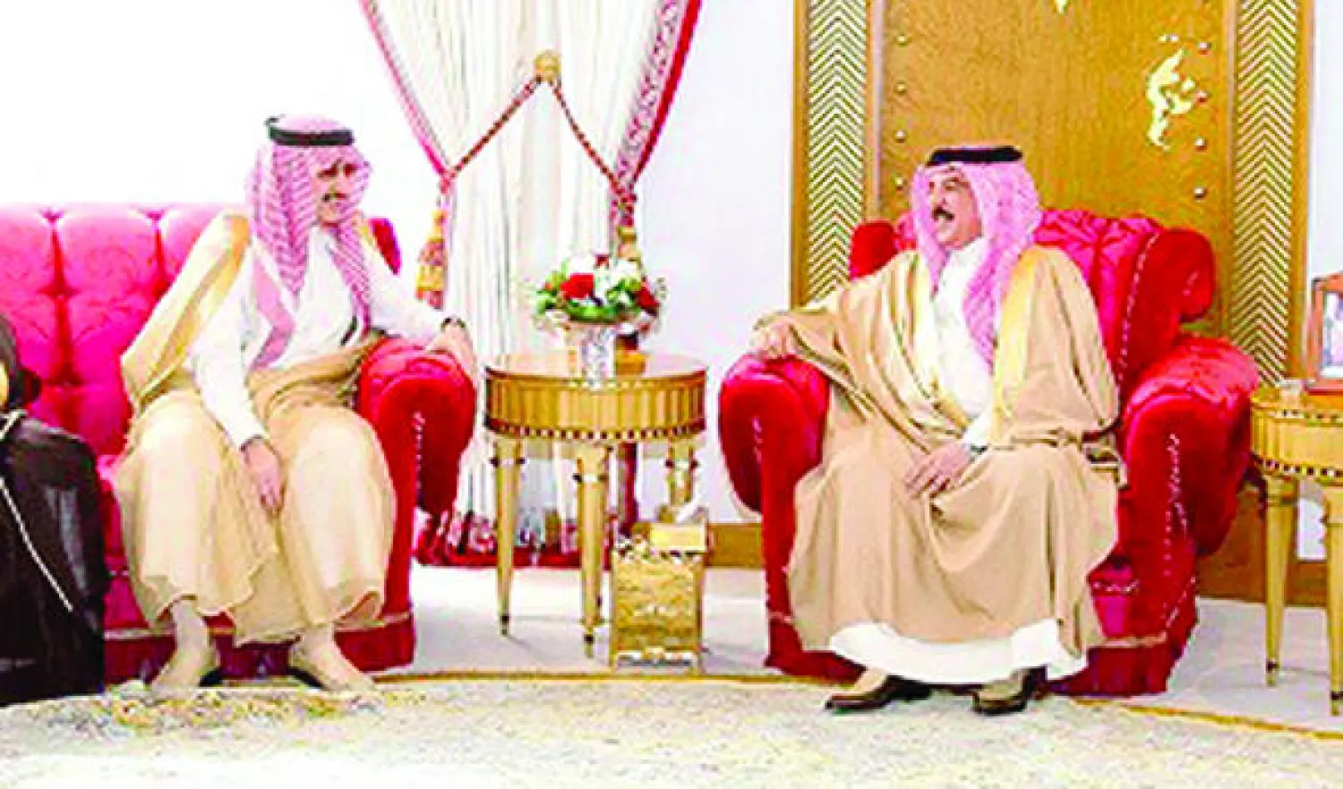 العاهل البحريني لدى استقباله الأمير الوليد بن طلال