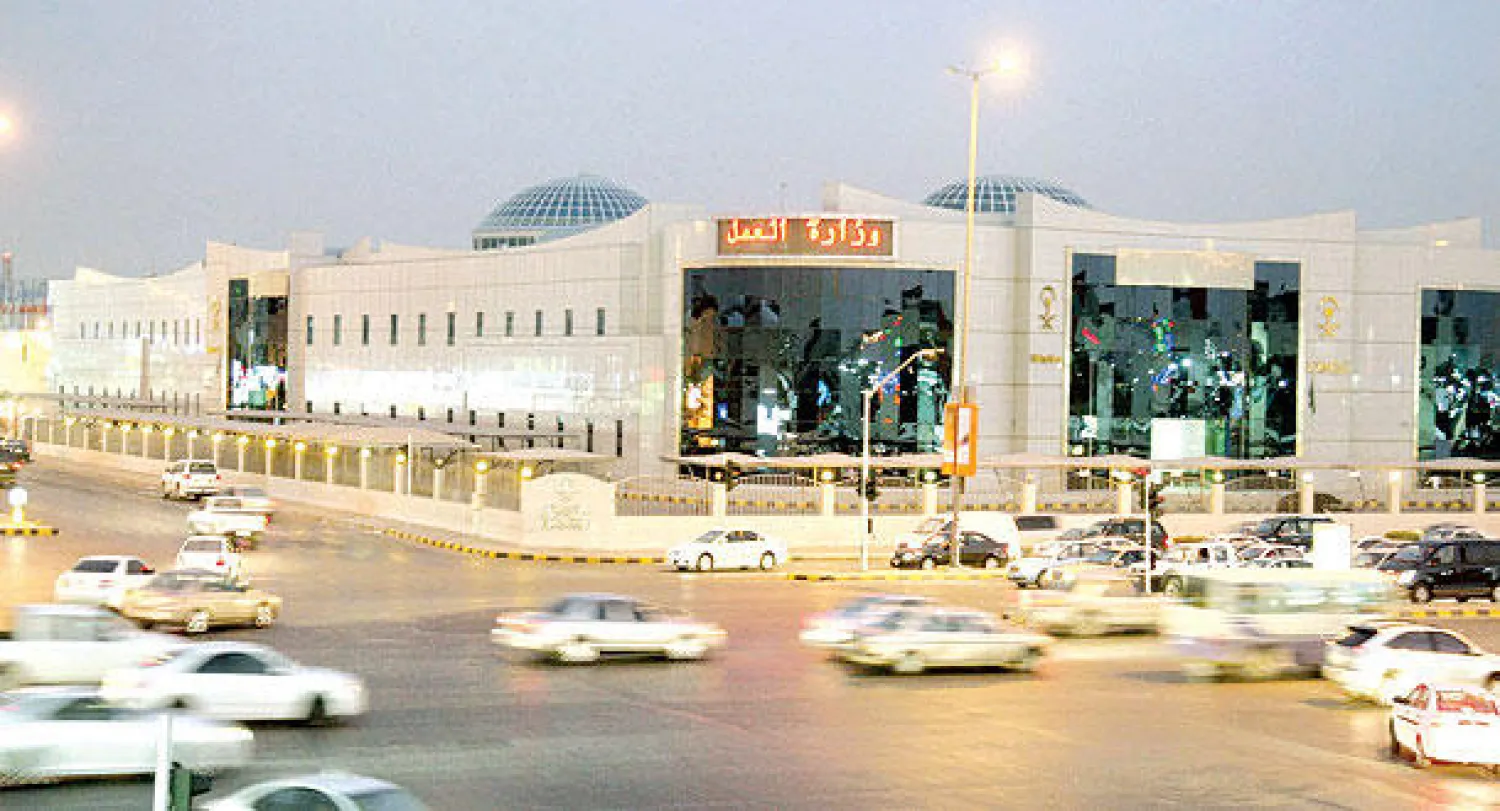 وزارة العمل السعودية ألزمت شركات ومكاتب الاستقدام بالكشف عن التكاليف إلكترونيا («الشرق الأوسط»)