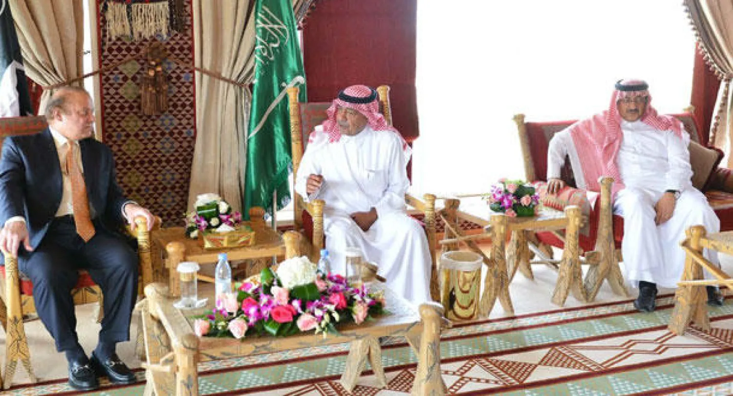 الأمير مقرن بن عبد العزيز ولي العهد السعودي خلال لقائه رئيس وزراء باكستان.. ويبدو الأمير محمد بن نايف ولي ولي العهد (واس)