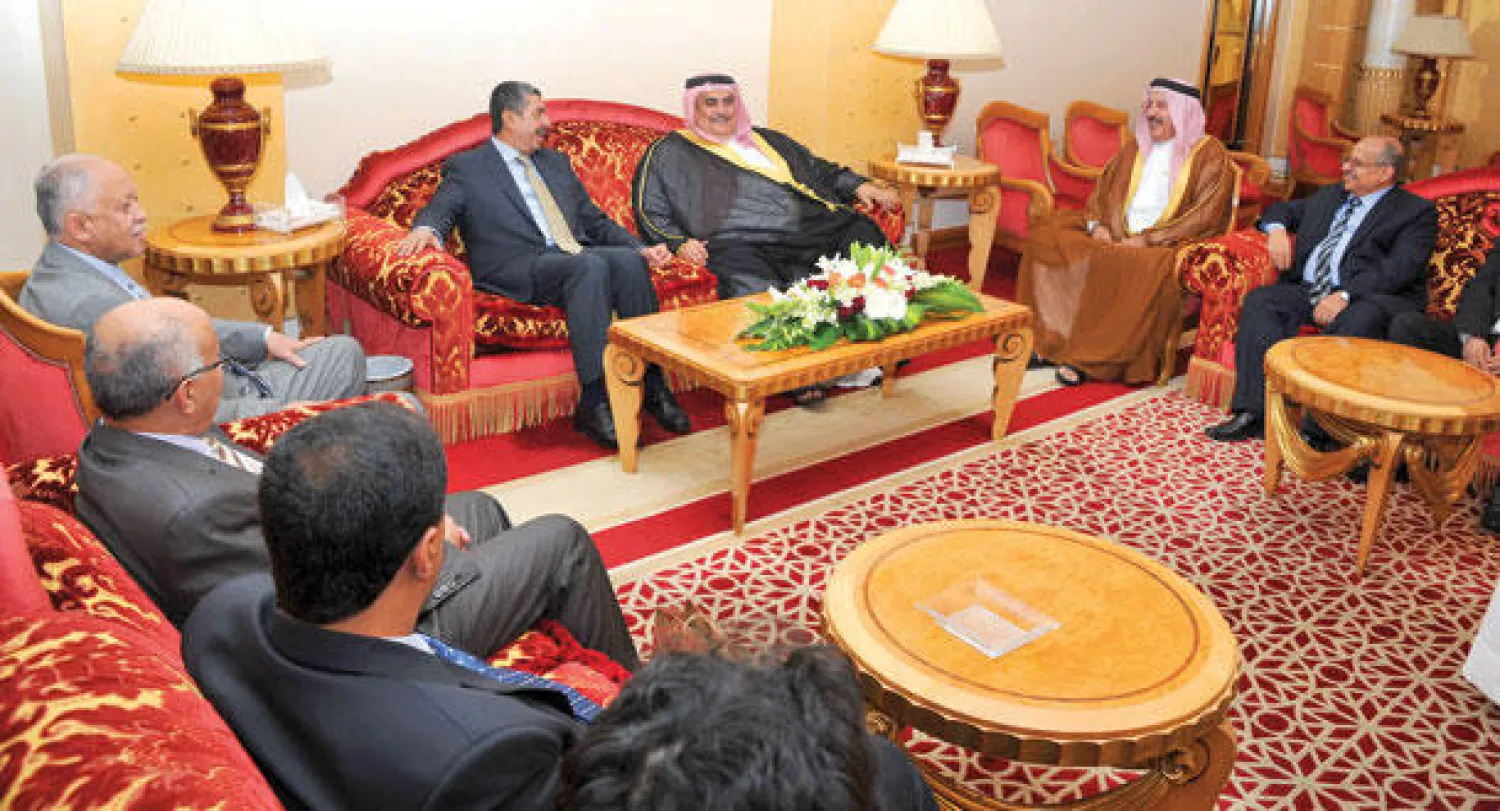 الشيخ خالد آل خليفة وزير خارجية مملكة البحرين خلال لقائه نائب الرئيس اليمني رئيس الحكومة خالد بحاح في المنامة أمس ({بنا})