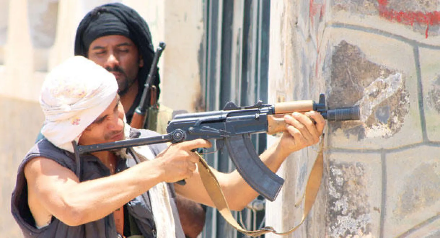 مقاتلان من القوات الموالية للرئيس اليمني عبد ربه منصور هادي أثناء مواجهات مع المقاتلين الحوثيين في عدن أمس (أ.ف.ب)