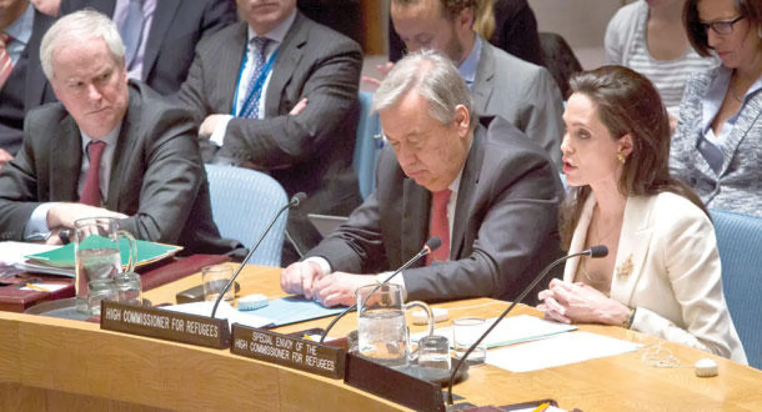 الممثلة الأميركية العالمية  أنجلينا جولي سفيرة الأمم المتحدة للاجئين تتحدث خلال مداخلة أمس في جلسة مجلس الأمن لمناقشة الوضع الانساني في سوريا ويبدو بجانبها المفوض السامي للأمم المتحدة لشؤون اللاجئين أنطونيو غوتيريس (ا.ف.ب)