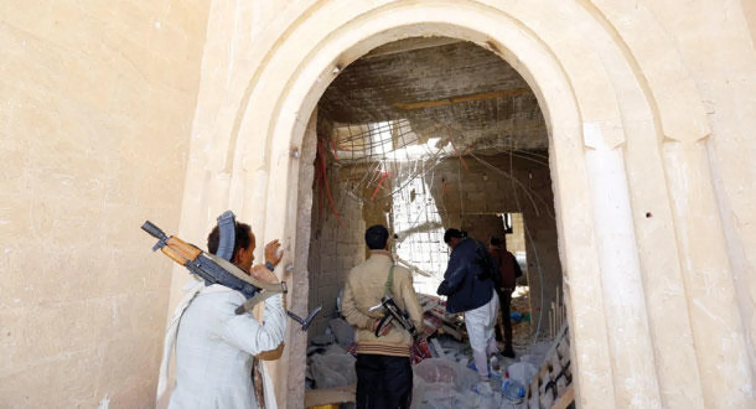 مقاتلون يمنيون يتفقدون موقعا تابعا للمتمردين الحوثيين بعد أن قصفه طيران التحالف في صنعاء أمس (إ.ب.أ)