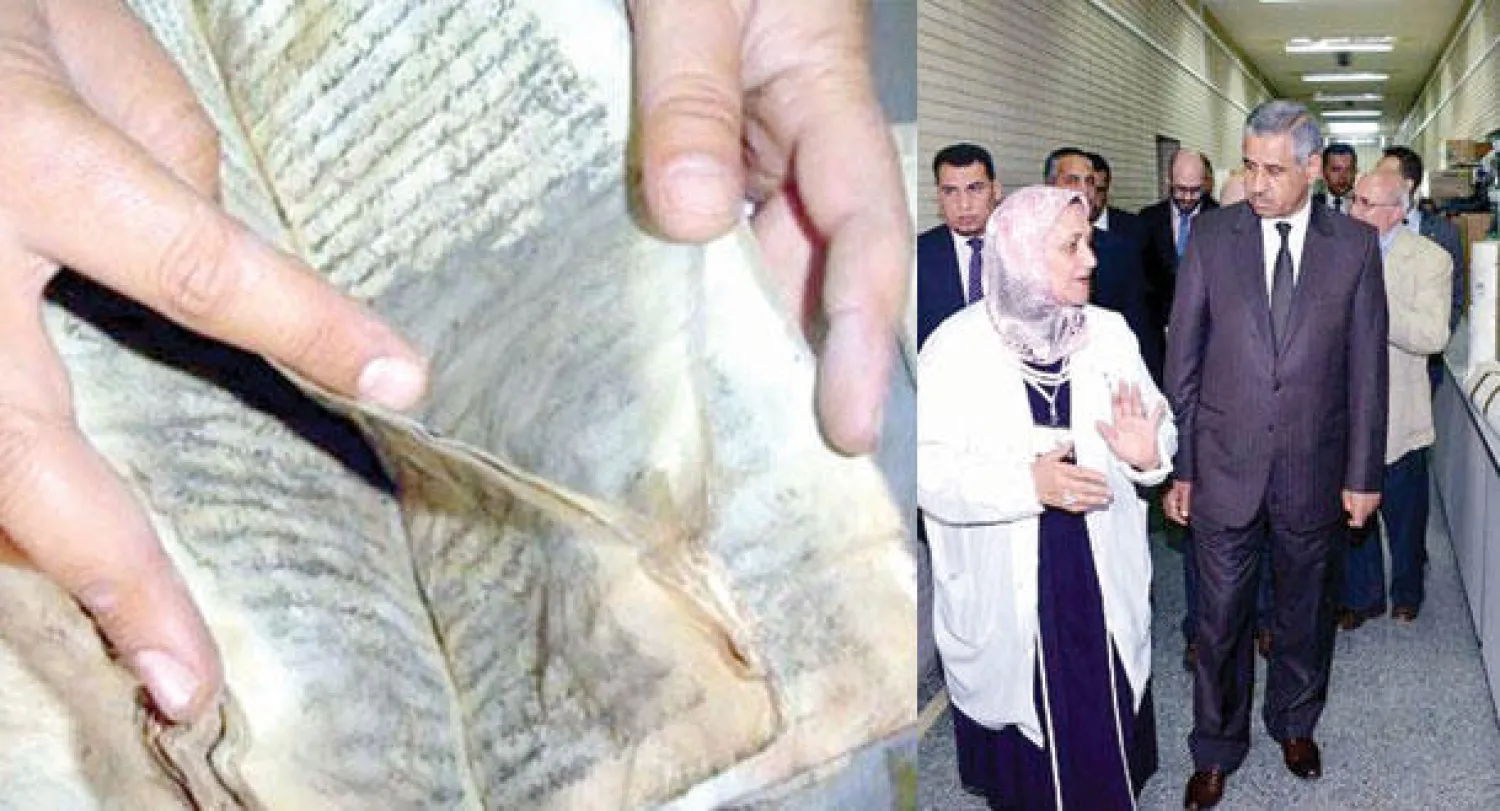 وزير السياحة والآثار العراقية عادل فهد الشرشاب في جولة بالمتحف ({الشرق الأوسط})  -  مخطوطة تعرضت للتلف