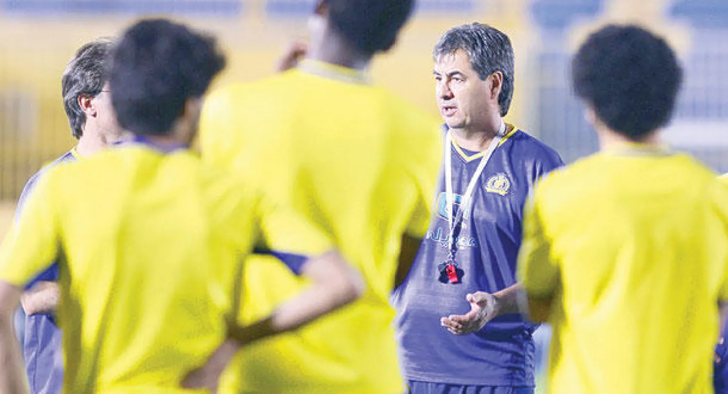 دا سيلفا يوجه لاعبي النصر خلال التدريبات الأخيرة (تصوير: المركز الإعلامي بنادي النصر)